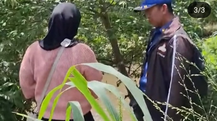 Seorang wanita di Tangerang memanggil Damkar setelah melemparkan HP-nya ke kali usai bertengkar dengan pacar.