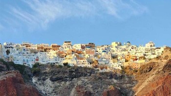 Melihat Santorini dari lautan. Foto: Ziazeke via Bored Panda  