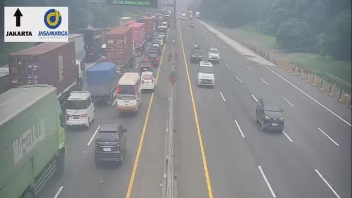 Situasi lalu lintas di Tol Japek arah Jakarta Km 50+500, Sabtu (22/3) pagi