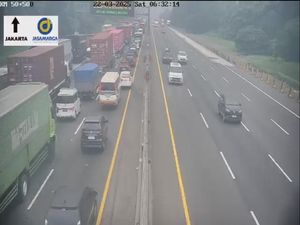 Kecelakaan Truk dengan Truk di Tol Karawang, Lalin Arah Jakarta Padat