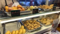 Selain minuman, Huanan Kopi Siantar juga punya banyak menu camilan lezat. Mulai dari onde-onde, pisang goreng wijen, donat, sampai roti bakar. Foto: Detikcom / Atiqa Rana
