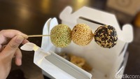 Onde-onde berbagai varian rasa juga bisa dipesan. Tekstur onde-ondenya kenyal dengan isian kacang hijau padat. Foto: Detikcom / Atiqa Rana