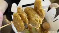 Kalau mau yang sederhana tapi tetap spesial, bisa pesan pisang goreng wijennya. Semakin enak karena disajikan dengan taburan gula aren. Foto: Detikcom / Atiqa Rana