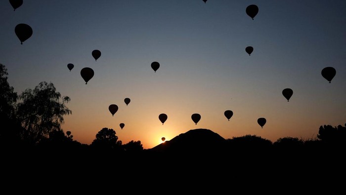SPRING-EQUINOX/MEXICO A hot air balloon floats near the Pyramid of the Sun, following the spring equinox, in the pre-hispanic city of Teotihuacan, on the outskirts of Mexico City, Mexico March 21, 2025 REUTERS/Raquel Cunha