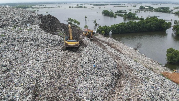 Status darurat pengelolaan sampah Kota Pekalongan Foto udara alat berat difungsikan untuk memilah sampah di tempat pembuangan akhir (TPA) Degayu di Kota Pekalongan, Jawa Tengah, Sabtu (22/3/2025). Pemkot Pekalongan menerapkan status darurat sampah hingga enam bulan ke depan usai Kementerian Lingkungan Hidup menutup lebih awal TPA Degayu dikarenakan kondisi sistem TPA tersebut open dumping atau pembuangan sampah secara terbuka. ANTARA FOTO/Harviyan Perdana Putra/Spt.
