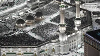 Dari ketinggian, lensa SPA menangkap suasana tenang dan spiritual saat para jemaah memenuhi halamn Masjidil Haram. Mereka melaksanakan salat dan ibadah dengan nyaman. Foto: Saudi Press Agency (SPA)