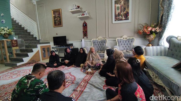 Suasana di rumah korban kecelakaan bus di Arab Saudi.