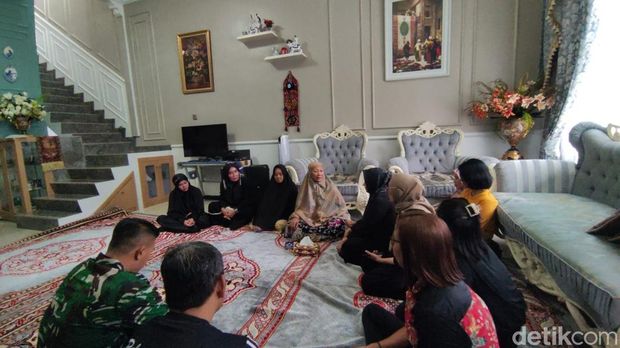 Suasana di rumah korban kecelakaan bus di Arab Saudi.