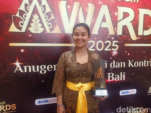 Sungai Watch saat meraih Anugrah Komunitas Penggerak Terdepan detikBali Awards 2025 pada Sabtu (22/3/2025) di The Trans Resort Bali. (Ni Made Lastri Karsiani Putri-detikBali)