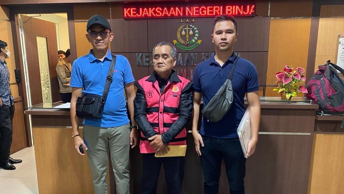 Tersangka Bazisokhi saat diamankan. (Dok. Kejari Nisel)