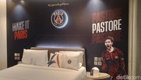 Nuasa kamar yang bertemakan Paris Saint-Germain dengan logo klub. (Muhammad Lugas Pribady/detikcom)