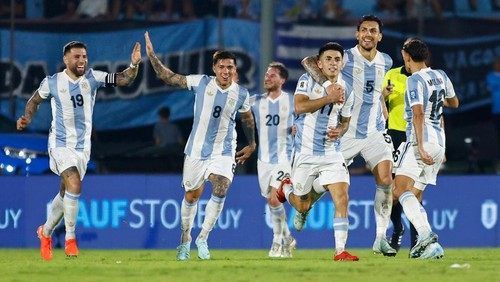 MONTEVIDEO, URUGUAY - MARCH 21: Thiago Almada of Argentina celebrates with teammates after scoring the teams first goal during the South of American FIFA World Cup 2026 Qualifier match between Uruguay and Argentina at Centenario Stadium on March 21, 2025 in Montevideo, Uruguay. (Photo by Ernesto Ryan/Getty Images)