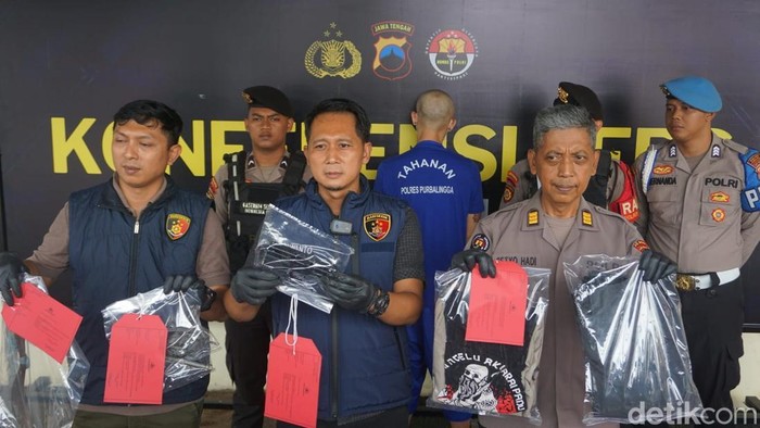 Tim Satreskrim Polres Purbalingga mengamankan pelaku pencuri burung yang beraksi di Desa Bantarbarang, Kecamatan Rembang, Kabupaten Purbalingga, Sabtu (22/3/2025).
