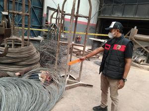 Pegawai Outsourcing di Gresik Tewas Tertimpa Gulungan Besi 2,3 Ton