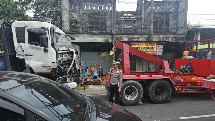 Truk tabrak truk di Lamongan