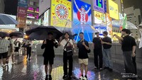 Foto berlatar Glico man yang ikonik