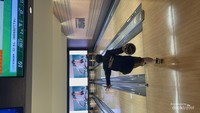 Bermain bowling di Round1