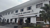 Pintu masuk Museum Geologi Bandung.
