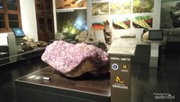 Batu kristal di Museum Geologi Bandung.