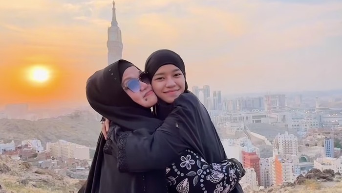Ummi Quary menjalani umrah bersama ibunda.
