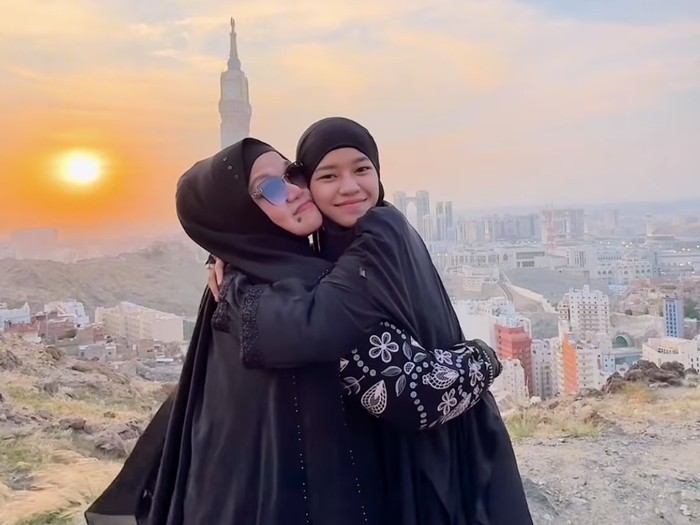 Ummi Quary menjalani umrah bersama ibunda.
