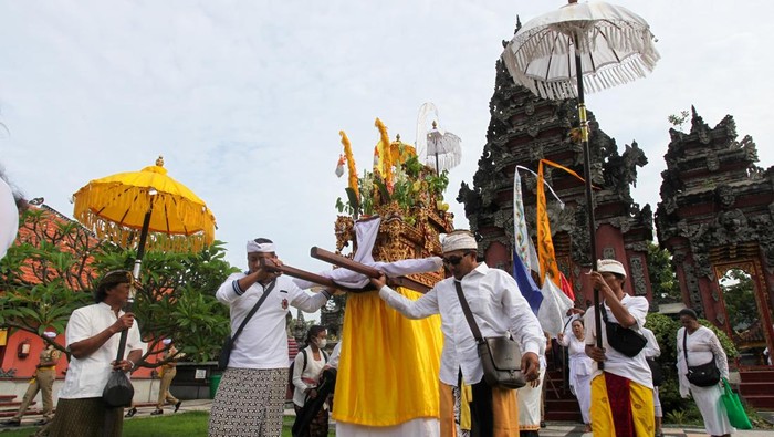 Upacara Melasti di Surabaya Umat Hindu berjalan dengan membawa benda sakral keluar dari Pura Segara menuju lokasi upacara Melasti di Pantai Kenjeran, Surabaya, Jawa Timur, Sabtu (22/3/2025). Umat Hindu di Surabaya melaksanakan upacara Melasti untuk penyucian diri dan alam menjelang Hari Raya Nyepi Tahun Baru Saka 1947. ANTARA FOTO/Didik Suhartono/wpa.