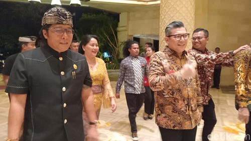 Wakil Gubernur Bali Nyoman Giri Prasta tiba di Trans Resort Bali, Kuta Utara, Badung, untuk menghadiri acara detikBali Awards 2025, Sabtu (22/3/2025). (Aryo Mahenro/detikBali).