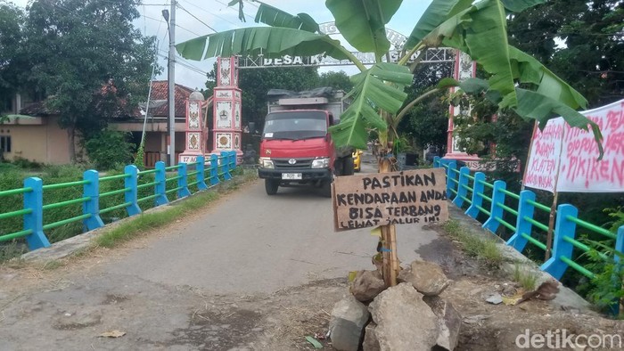 Warga menanam pohon pisang di jalan Kadilanggon, Kecamatan Wedi, Klaten, Sabtu (22/3/2025).
