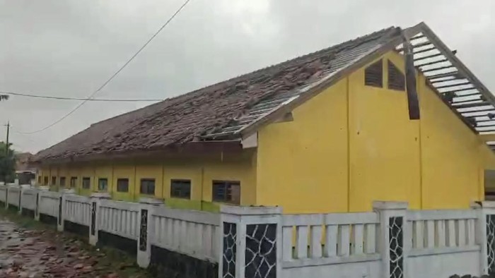 305 Rumah Rusak Usai Diterjang Angin Puting Beliung di Tambakdahan Subang