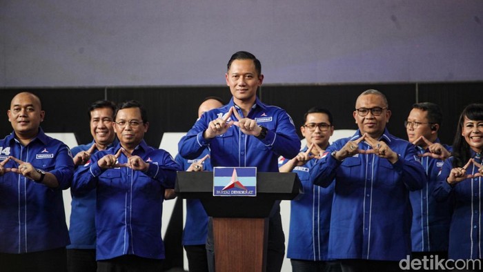 Agus Harimurti Yudhoyono (AHY) mengumumkan pengurus Partai Demokrat (PD) di bawah kepemimpinannya. Ada beberapa tambahan badan di struktur organisasi.