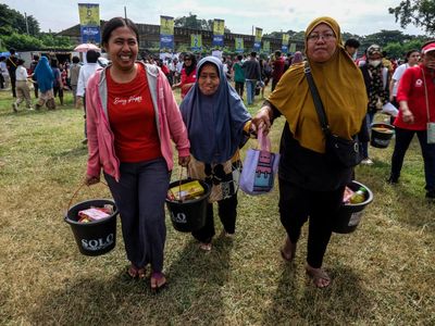 Aksi Berbagi Kebahagiaan Jelang Lebaran di Benteng Vastenburg Solo
