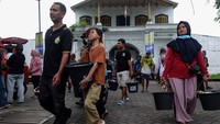 Paket sembako itu dibagikan oleh Komunitas Solo Bersama Selamanya.