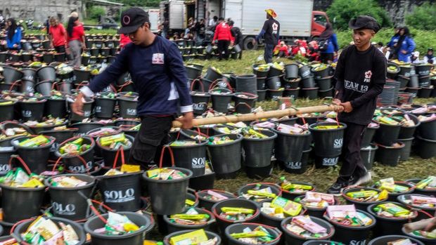 Warga menerima paket sembako dan makanan ringan dari Komunitas Solo Bersama Selamanya di Benteng Vastenburg, Solo, Minggu (23/3/2025). Panitia setempat mengaku membagikan total sebanyak 10.000 bingkisan Lebaran secara cuma-cuma kepada masyarakat yang membutuhkan untuk merayakan kebahagiaan bersama menjelang momen Lebaran 2025.