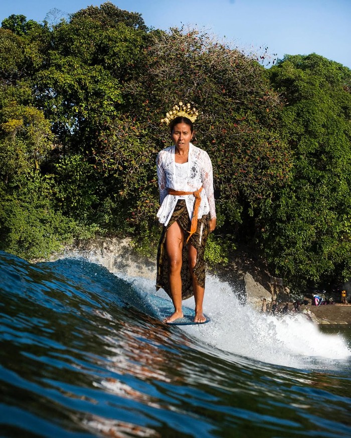 Aksi Flora Christin Berselancar Pakai Kebaya
