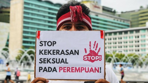 Seorang anggota Forum Perempuan Diaspora nusa Tenggara Timur (FPD NTT) membawa atribut aksi untuk menolak kekerasan seksual saat Hari Bebas Kendaraan Bermotor (HBKB) di Jakarta, Minggu (23/3/2025). Aksi tersebut menuntut penegakan hukum yang adil atas kasus pelaku kekerasan seksual Kapolres Ngada, NTT Fajar Widyadharma sekaligus mengajak masyarakat untuk menolak kekerasan seksual dan menjunjung tinggi hak korban.