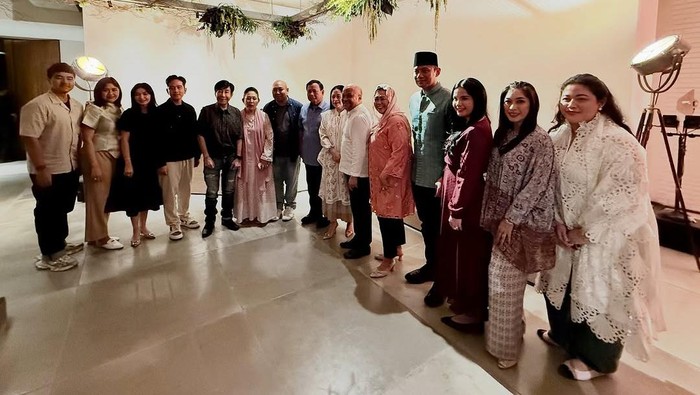 Anak dari Presiden Prabowo Subianto, Ragowo Hediprasetyo Djojohadikusumo atau Didit Hediprasetyo, merayakan hari ulang tahunnya dengan keluarga dan kerabat. Anak-anak hingga menantu dari presiden-presiden RI terdahulu pun ikut dalam acara tersebut. (Instagram Annisa Pohan) Anak dari Presiden Prabowo Subianto, Ragowo Hediprasetyo Djojohadikusumo atau Didit Hediprasetyo, merayakan hari ulang tahunnya dengan keluarga dan kerabat. Anak-anak hingga menantu dari presiden-presiden RI terdahulu pun ikut dalam acara tersebut. (Instagram Annisa Pohan)