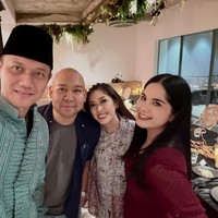 Annisa Yudhoyono ikut menghadiri acara tersebut bersama suaminya, Menteri Koordinator Bidang Infrastruktur dan Pembangunan Kewilayahan Agus Harimurti Yudhoyono (AHY) yang juga putra presiden ke-6 Susilo Bambang Yudhoyono. Annisa bersolek dengan terusan berwarna merah, sementara AHY tampil formal berkemeja batik. (Foto: Instagram/@annisayudhoyono)