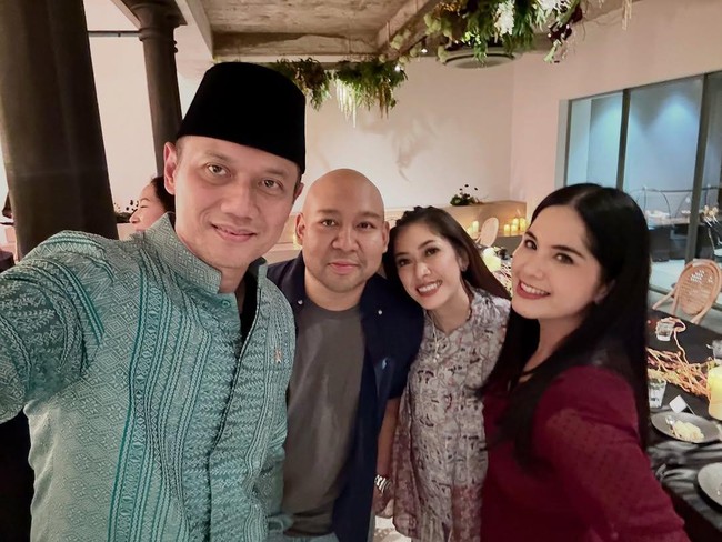 Annisa Yudhoyono ikut menghadiri acara tersebut bersama suaminya, Menteri Koordinator Bidang Infrastruktur dan Pembangunan Kewilayahan Agus Harimurti Yudhoyono (AHY) yang juga putra presiden ke-6 Susilo Bambang Yudhoyono. Annisa bersolek dengan terusan berwarna merah, sementara AHY tampil formal berkemeja batik. (Foto: Instagram/@annisayudhoyono)