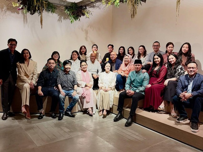 Ilham Habibie tak melewatkan acara ini. Kemeja putih jadi andalan putra presiden ke-2 RI BJ Habibie ini.  (Foto: Instagram/@annisayudhoyono)
