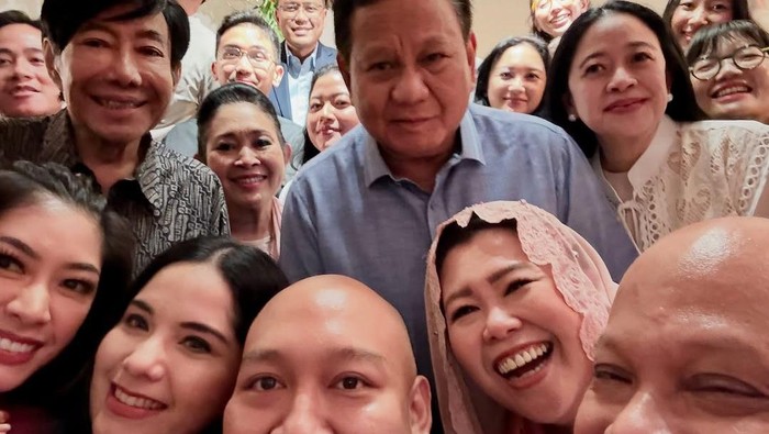 Anak dari Presiden Prabowo Subianto, Ragowo Hediprasetyo Djojohadikusumo atau Didit Hediprasetyo, merayakan hari ulang tahunnya dengan keluarga dan kerabat. Anak-anak hingga menantu dari presiden-presiden RI terdahulu pun ikut dalam acara tersebut. (Instagram Annisa Pohan) Anak dari Presiden Prabowo Subianto, Ragowo Hediprasetyo Djojohadikusumo atau Didit Hediprasetyo, merayakan hari ulang tahunnya dengan keluarga dan kerabat. Anak-anak hingga menantu dari presiden-presiden RI terdahulu pun ikut dalam acara tersebut. (Instagram Annisa Pohan)
