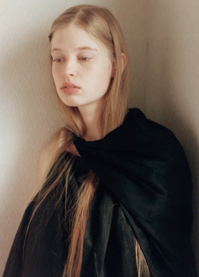 Suatu malam, sekitar pukul 11, saya benar-benar sadar bahwa saya seorang perempuan trans. Saya tidak bisa terus berpura-pura lagi, ungkap Wilson dalam wawancaranya dengan Teen Vogue. Foto: dok. Teen Vogue