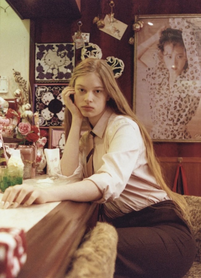 Wilson pertama kali mengungkapkan identitasnya ke publik melalui Instagram Story pada usia 16 tahun, sebelum berbicara dengan ibunya, Justine Wilson. Meski sempat menyesal tidak memberi tahu ibunya lebih awal, Justine ternyata merespons dengan penuh dukungan. Sementara itu sang ayah, Elon Musk, tidak setuju dan hubungan ayah dan anak itu menjadi buruk.  Foto: dok. Teen Vogue