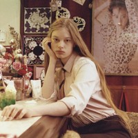 Wilson pertama kali mengungkapkan identitasnya ke publik melalui Instagram Story pada usia 16 tahun, sebelum berbicara dengan ibunya, Justine Wilson. Meski sempat menyesal tidak memberi tahu ibunya lebih awal, Justine ternyata merespons dengan penuh dukungan. Sementara itu sang ayah, Elon Musk, tidak setuju dan hubungan ayah dan anak itu menjadi buruk.  Foto: dok. Teen Vogue