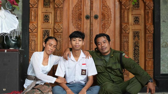 Andika bersama kedua orang tuanya