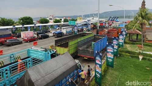 Antrean kendaraan logistik mengular di Jalan Denpasar-Gilimanuk, Kabupaten Jembrana, Bali, Minggu (23/3/2025). (Foto: I Putu Adi Budiastrawan/detikBali)