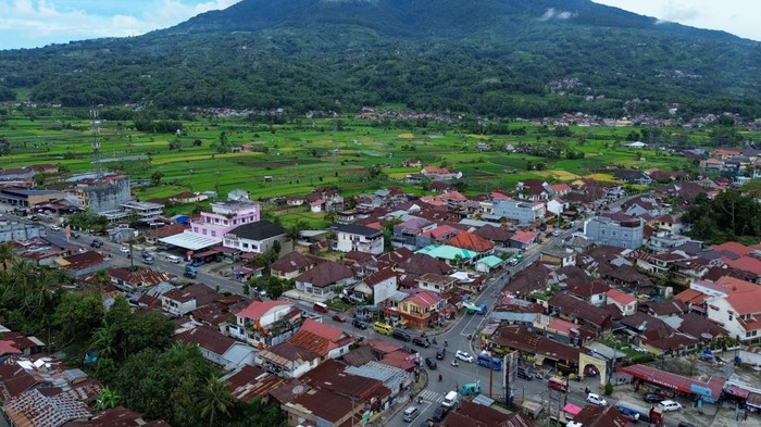 Arus Mudik, Sistem Satu Arah Diberlakukan di Jalan Raya Padang-Bukittinggi Foto udara kendaraan melintas di Jalan Raya Padang - Bukittinggi di Simpang Padang Luar, Agam, Sumatera Barat, Minggu (23/3/2025). Pemprov Sumbar mulai 28-30 Maret 2025 pukul 12.00 - 17.00 WIB memberlakukan sistem satu arah bagi kendaraan dari Padang ke Bukittinggi melalui jalan utama, sementara dari sebaliknya menggunakan jalur alternatif di Malalak untuk mengantisipasi kemacetan selama arus mudik. ANTARA FOTO/Iggoy el Fitra/rwa.