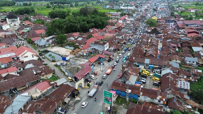 Foto udara kendaraan melintas di Jalan Raya Padang - Bukittinggi di Simpang Padang Luar, Agam, Sumatera Barat, Minggu (23/3/2025). Pemprov Sumbar mulai 28-30 Maret 2025 pukul 12.00 - 17.00 WIB memberlakukan sistem satu arah bagi kendaraan dari Padang ke Bukittinggi melalui jalan utama, sementara dari sebaliknya menggunakan jalur alternatif di Malalak untuk mengantisipasi kemacetan selama arus mudik. ANTARA FOTO/Iggoy el Fitra/rwa.
