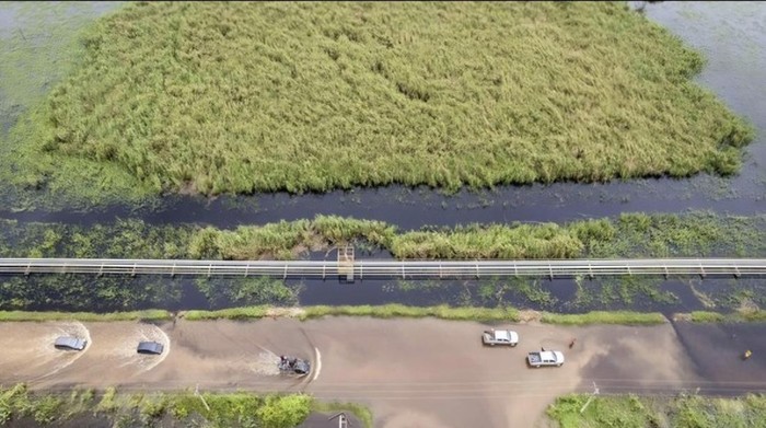 Banjir yang menggenang jalan di Kecamatan Betara, Tanjabbarat, yang jadi akses jalur mudik