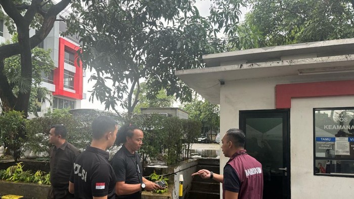 Bareskrim Polri melakukan olah TKP mengusut kasus teror kepala babi yang dikirim ke kantor Tempo. (dok.istimewa)