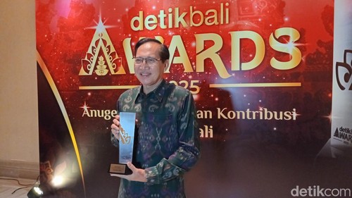 Ketua Dewan Pembina BASAbali Wiki, I Gde Nala Antara, seusai meraih penghargaan detikBali Awards 2025, Sabtu (22/3/2025). (Aryo Mahendro/detikBali).